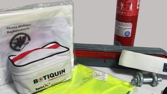 KIT DE SEGURIDAD REGLAMENTARIO PARA VEHÍCULOS X 7 PIEZAS