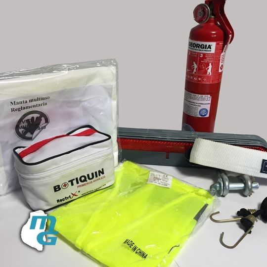 KIT DE SEGURIDAD REGLAMENTARIO PARA VEHÍCULOS X 7 PIEZAS
